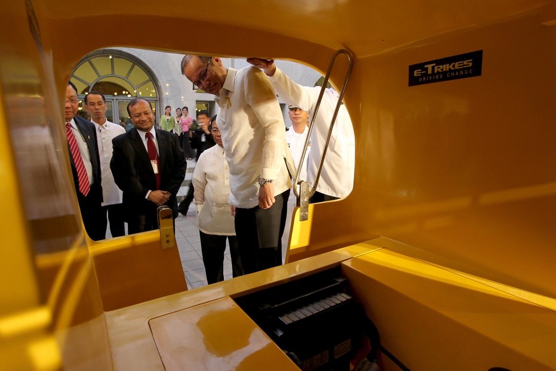 President Benigno Aquino III inspecting the interior of an electric tricycle at ADB headquarters, March 2011