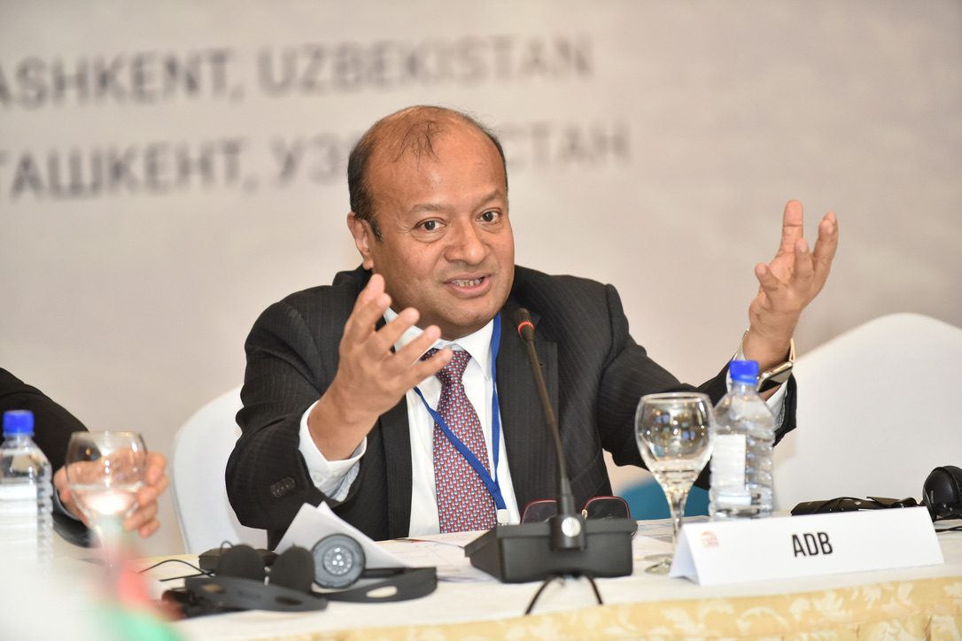 Sohail Hasnie speaking at an energy forum in Tashkent